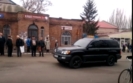 Жители оккупированного Дебальцево сняли на видео дорогой кортеж Захарченко