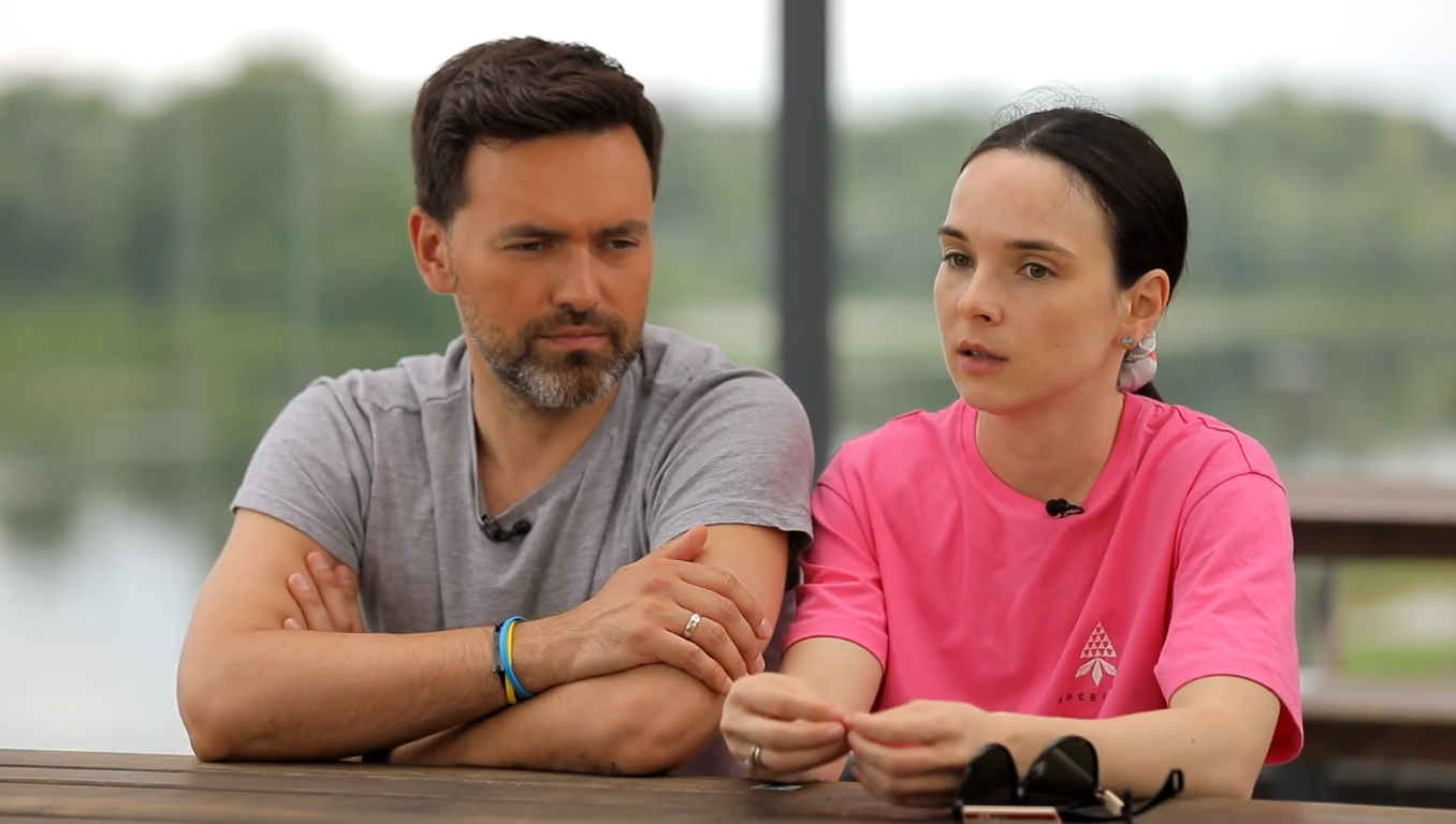 Тимур Мирошниченко с женой / Фото: Скриншот из видео / © 