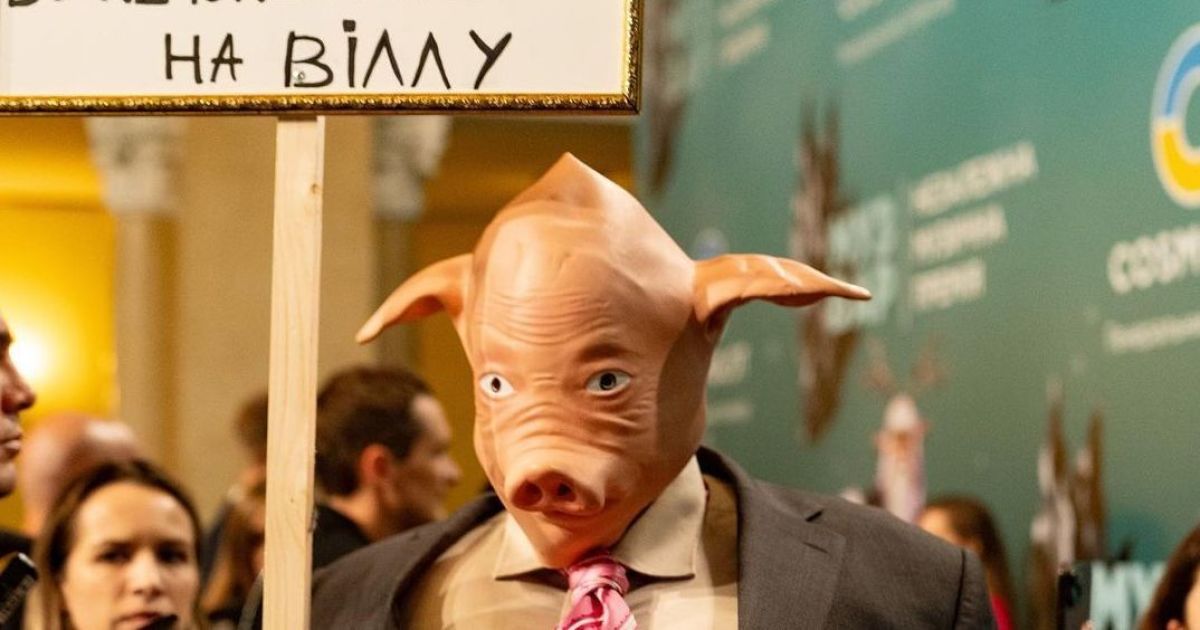 MELOVIN в маске свиньи потролил чиновников