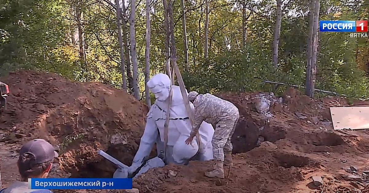 У Кіровській області РФ "поховали" демонтований радянський пам'ятник