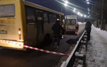 У Києві маршрутка на пішохідному переході на смерть збила людину (відео)