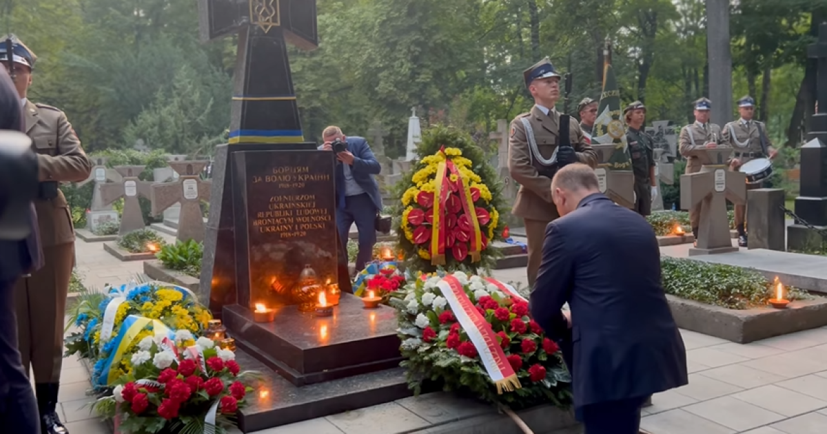 Дуда став на коліна коліна перед пам'ятником воякам УНР (відео)