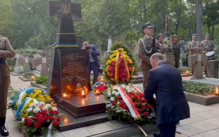 Дуда преклонил колени перед памятником воинам УНР (видео)