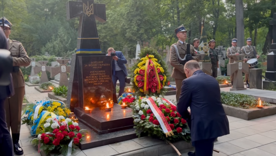 Дуда став на коліна коліна перед пам'ятником воякам УНР (відео)