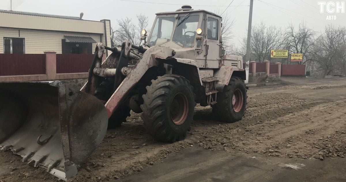 На Вінниччині дорожники затрамбували трасу камінням і відсівом. Відео