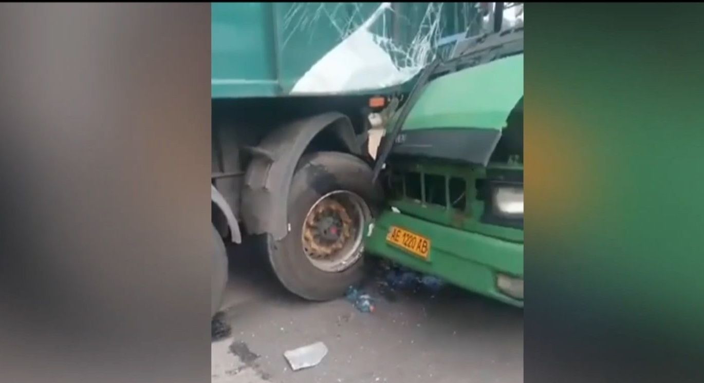 11 человек оказались в больнице в результате столкновения автобуса и грузовика в Каменском