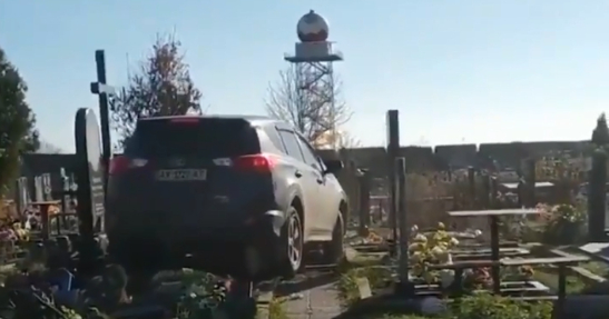 У Харкові священик виїхав позашляховиком на могили