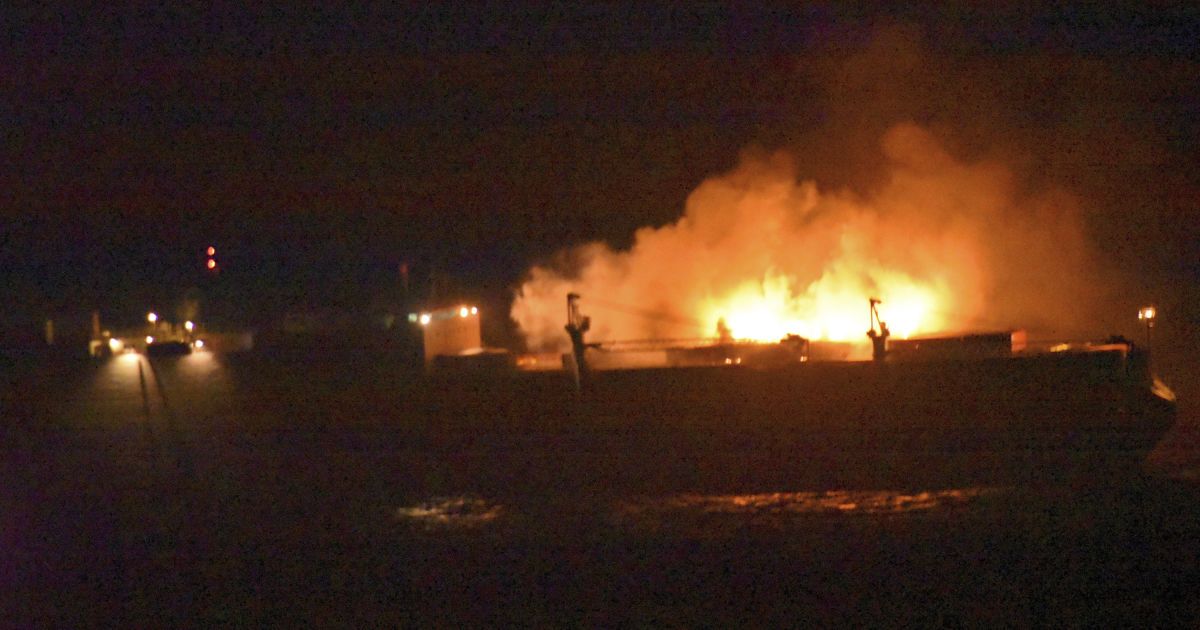 Недалеко от берегов Франции затонуло итальянское судно с топливом. На воде образовалось большое нефтяное пятно