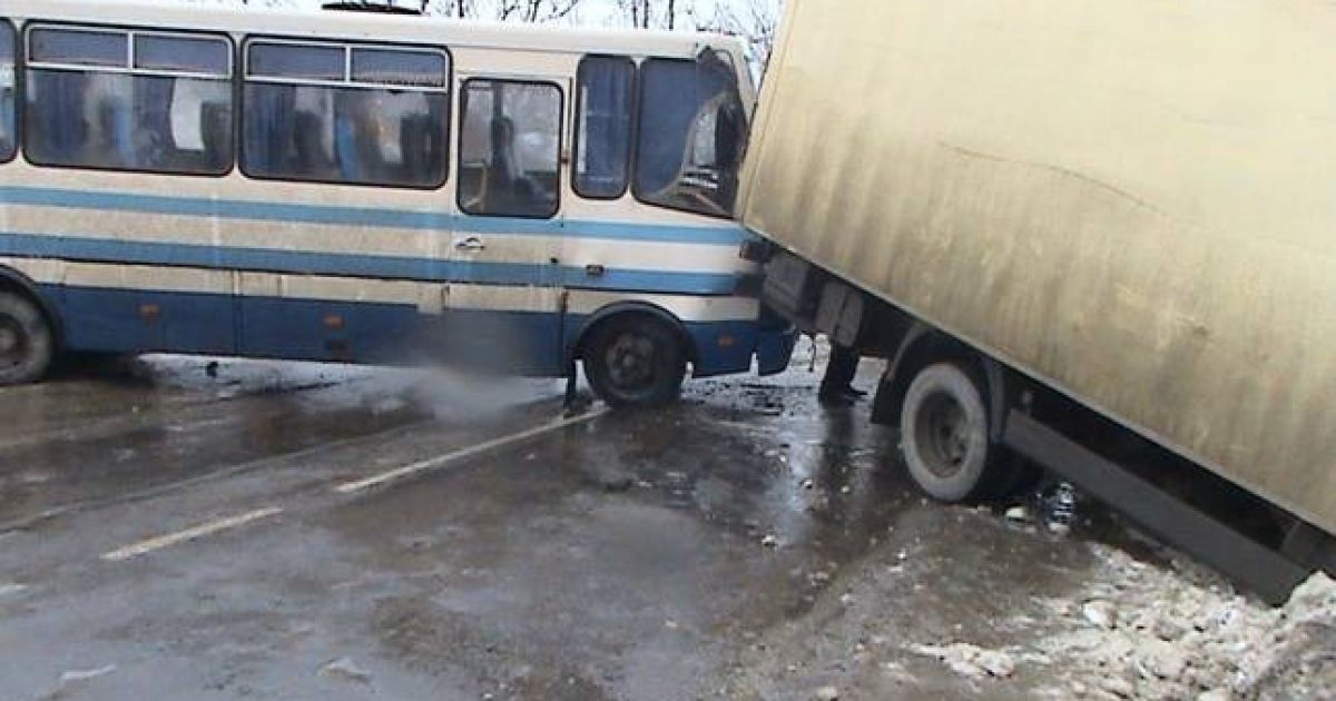 На Львівщині водій рейсового автобуса на швидкості влетів у припарковану фуру, постраждали пасажири