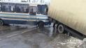 На Львівщині водій рейсового автобуса на швидкості влетів у припарковану фуру, постраждали пасажири