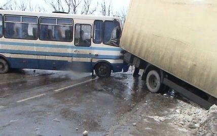 На Львівщині водій рейсового автобуса на швидкості влетів у припарковану фуру, постраждали пасажири