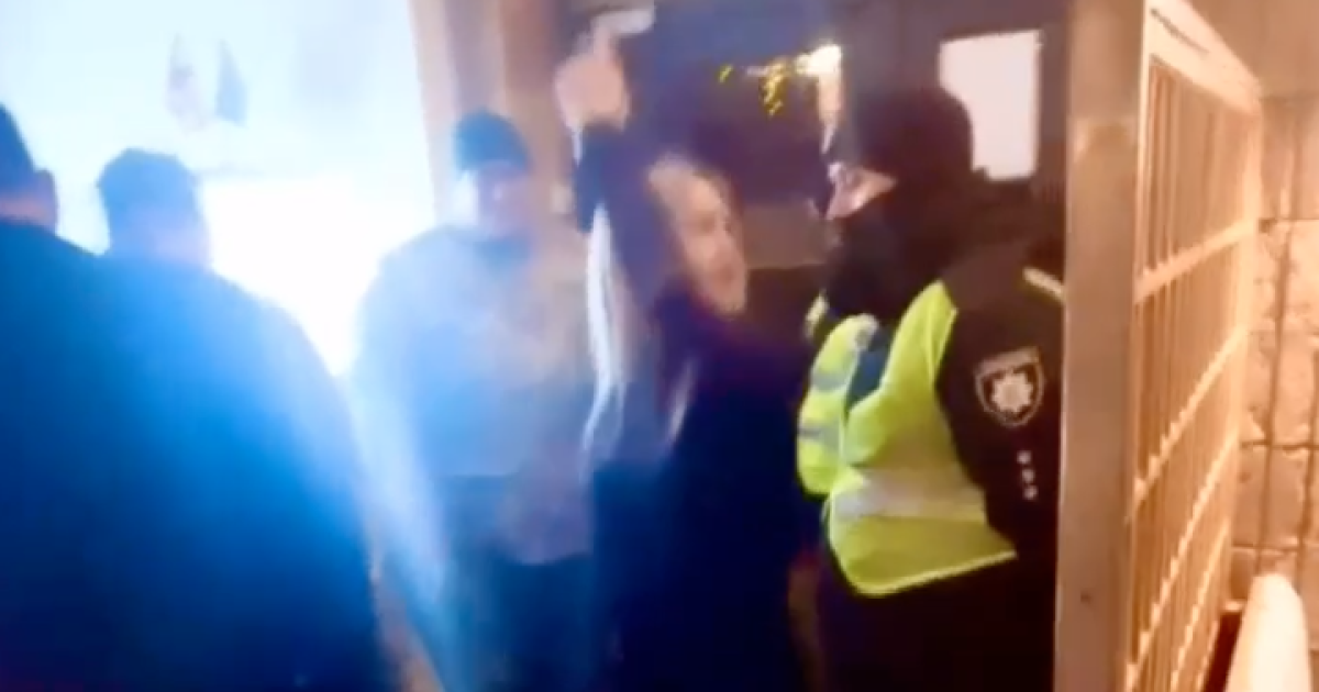 В Полтаве представителей ТЦК встретили страстными танцами/Фото: скриншот