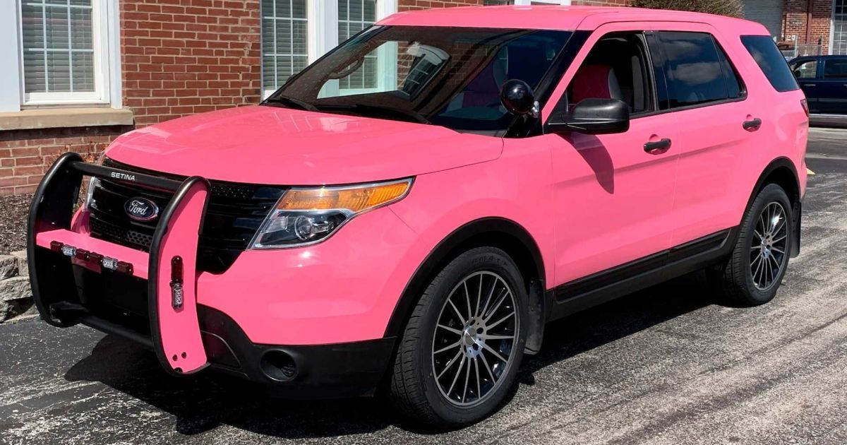 В США выставили на продажу розовый Ford Explorer с полицейскими модификациями