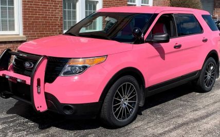 В США выставили на продажу розовый Ford Explorer с полицейскими модификациями