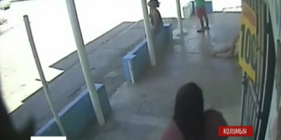 В сети появилось видео, как женщина, подпрыгнув, спаслась от страшного ДТП в Колумбии