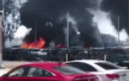 Ужас. В Америке сняли, как пожар уничтожил автопарк из 90 машин