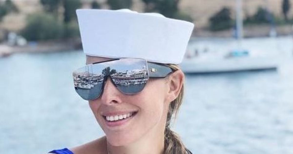 Екатерина Осадчая похвасталась стройной фигурой в именном купальнике