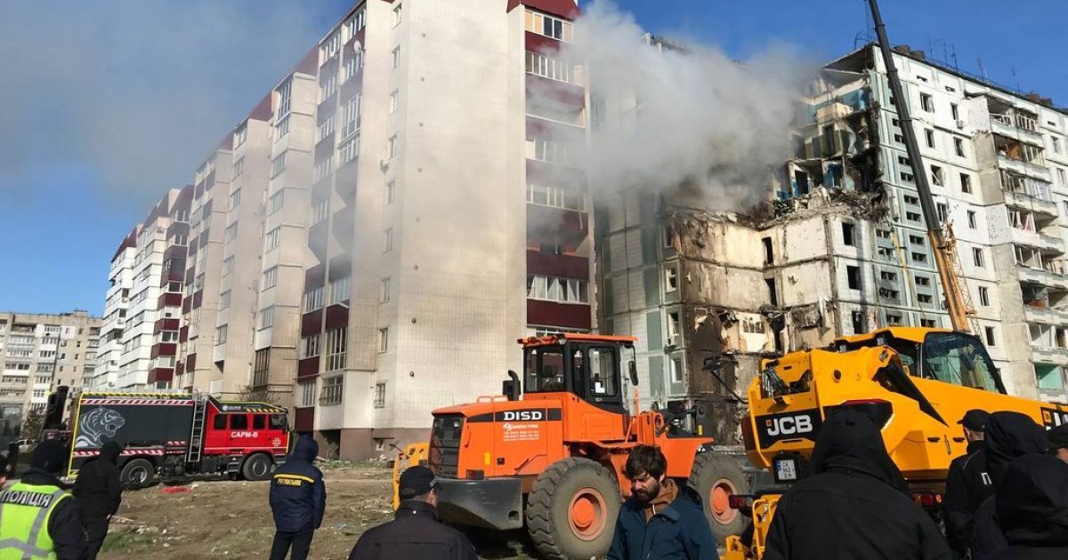 В Умані спалахнула пожежа в зруйнованій багатоповерхівці