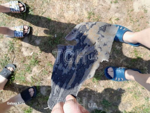 Мешканці показують уламки, які знаходять біля своїх осель / © ТСН.ua