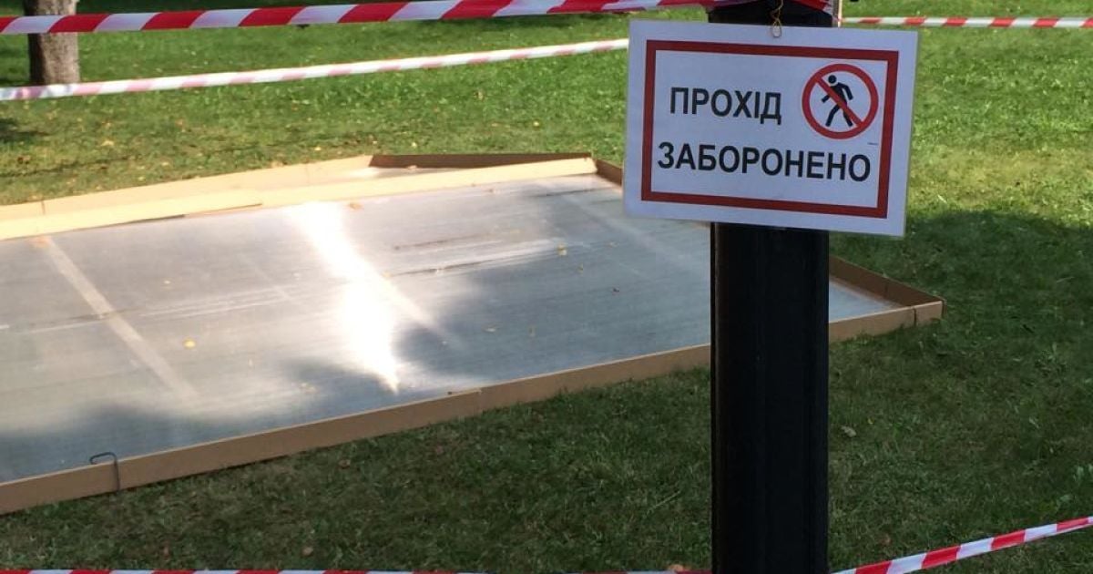 Во дворе национального заповедника "София Киевская" провалился грунт / © Фото Валерии Ковалинской/ТСН