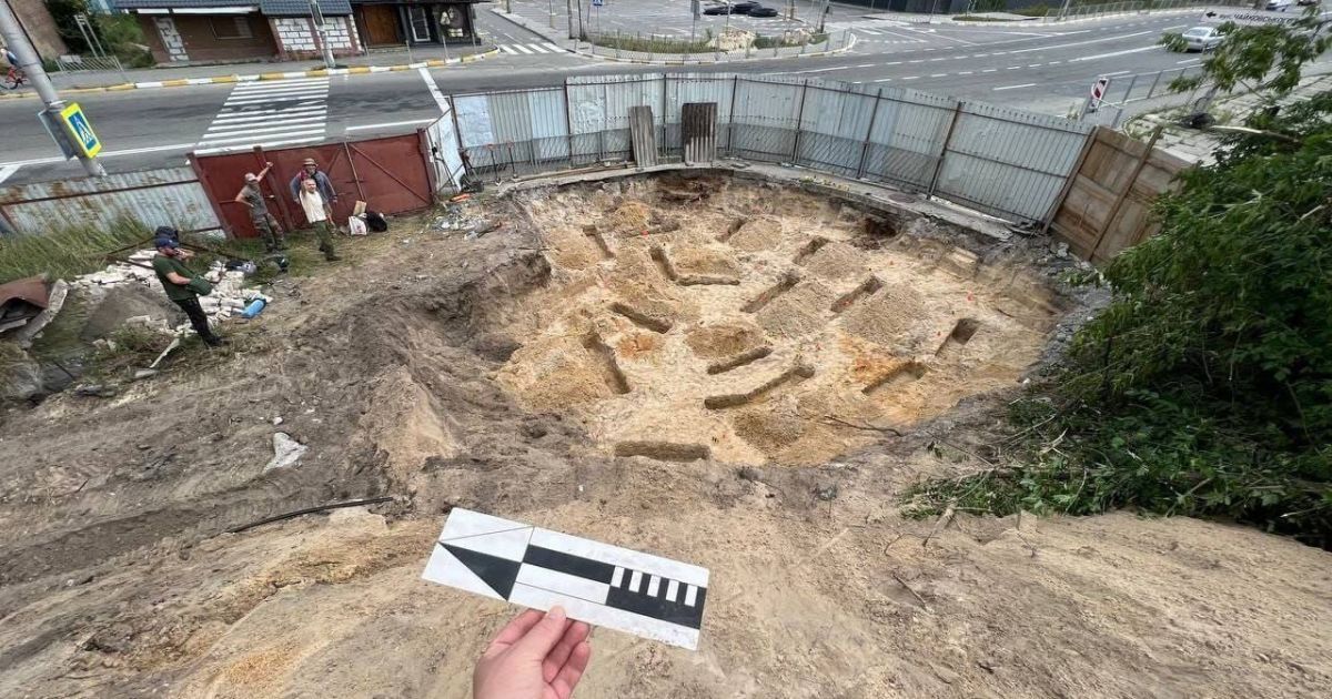 В Киевской области обнаружили братскую могилу времен Второй мировой войны.