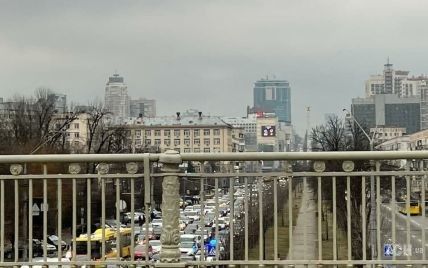 Киев остановился в пробках: куда не стоит ехать (фото)