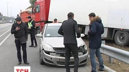 Автотроща на під'їзді до Києва: зіштовхнулось 5 авто