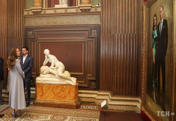 Герцогиня Кейт дивиться на портрет / © Associated Press