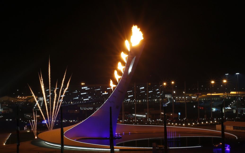Олимпийский огонь в Сочи запылал под фейерверки / © Reuters