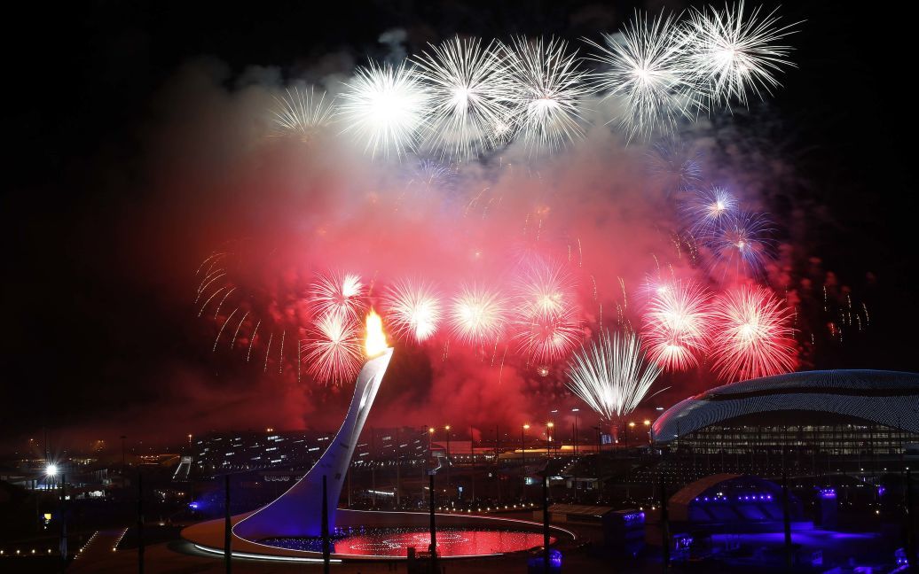 Олимпийский огонь в Сочи запылал под фейерверки / © Reuters