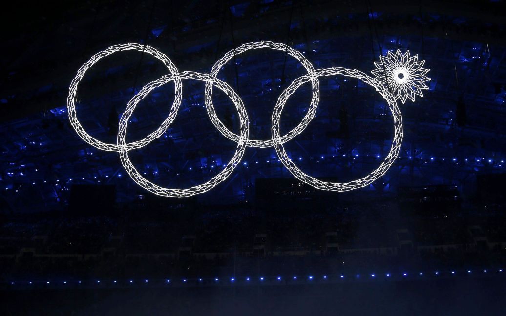 Сніжинки перетворюються на олімпійські кільця / © Reuters