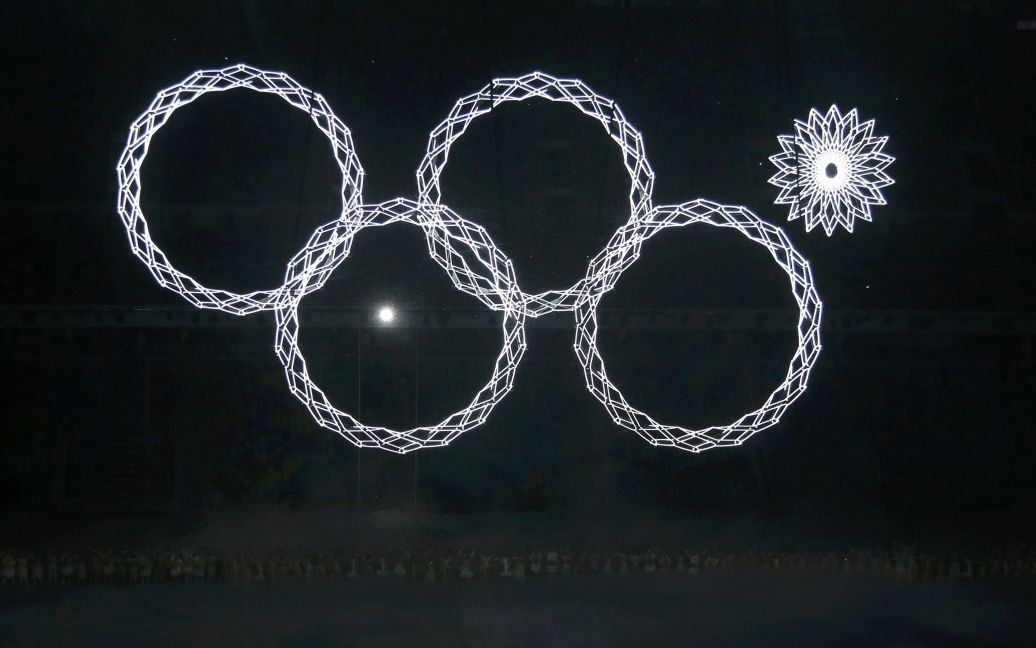 Снежинки превращаются в олимпийские кольца / © Reuters