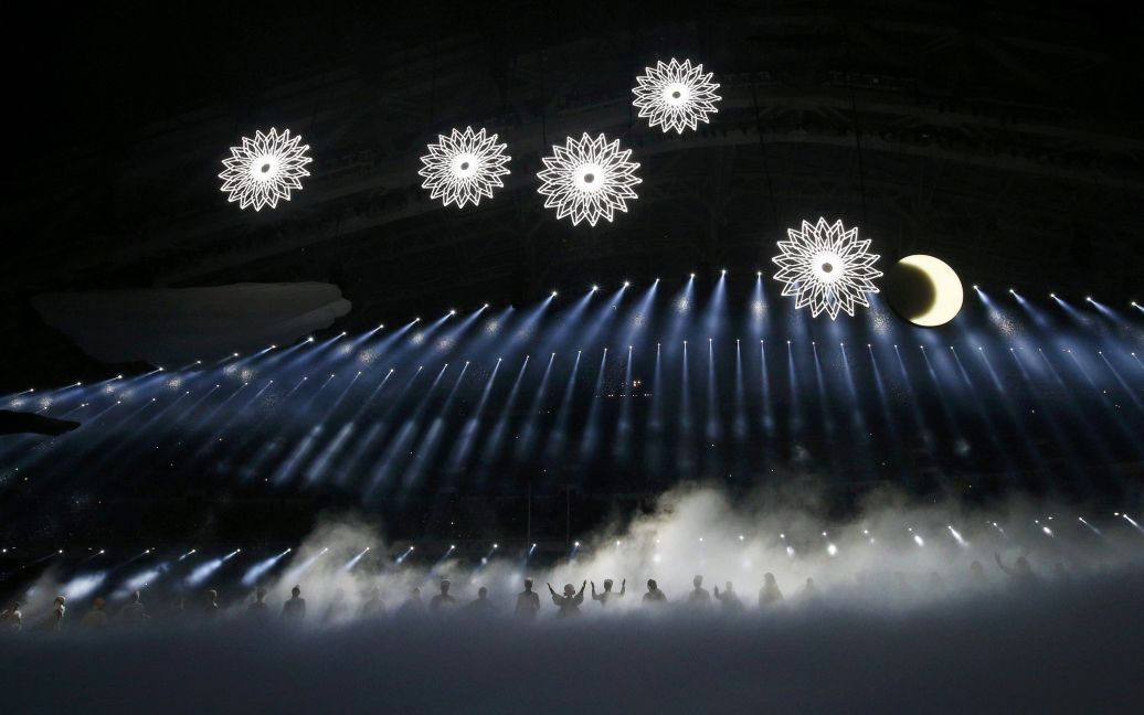 Снежинки превращаются в олимпийские кольца / © Reuters