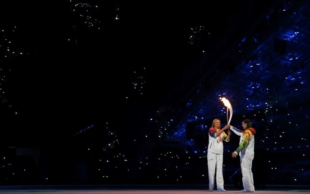 Шарапова передает факел Исинбаевой / © Reuters