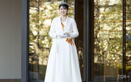 В белом платье и тиаре: японская принцесса Айко предстала на новых праздничных снимках