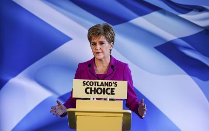 В фиолетовом костюме и с насыщенным макияжем: новый лук первого министра Шотландии Николы Стерджен