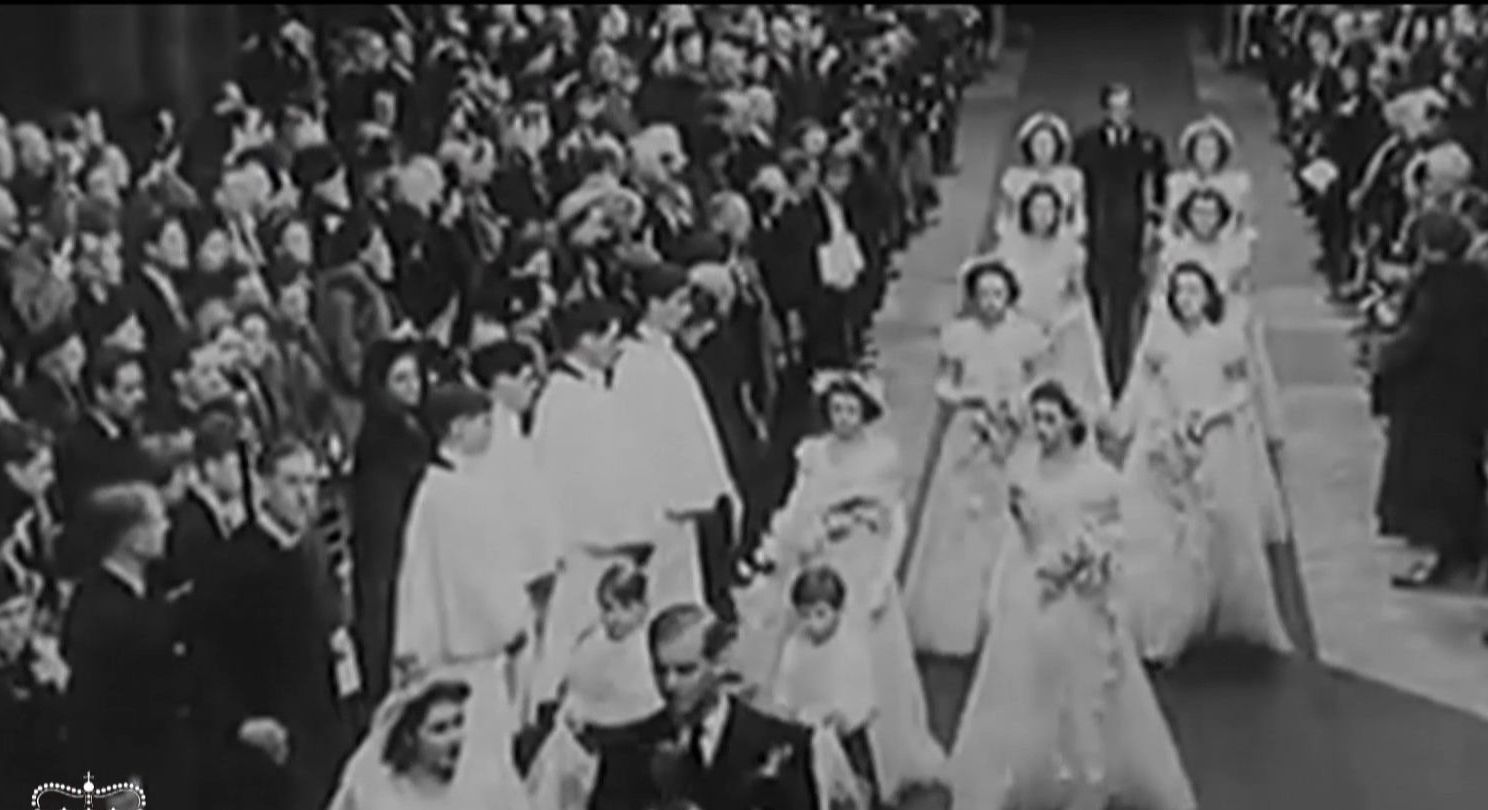 Белое платье, тиара и кольца: свадебные монаршие традиции не меняются веками