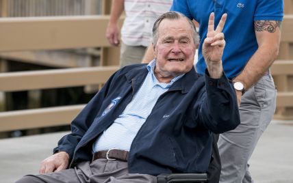 Буш-старший стал фигурантом сексуального скандала