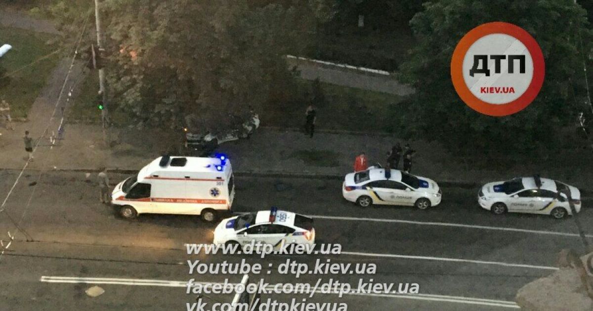 У Києві поліцейське авто на швидкості врізалося в дерево, постраждала дівчина-патрульна