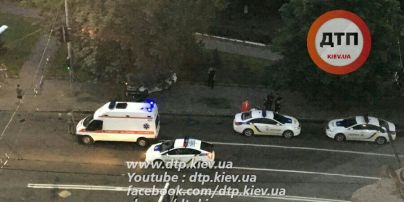 В Киеве полицейское авто на скорости врезалось в дерево, пострадала девушка-патрульная