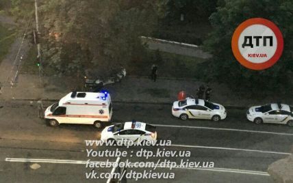 У Києві поліцейське авто на швидкості врізалося в дерево, постраждала дівчина-патрульна