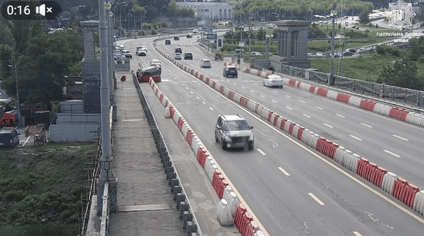 У Києві пʼяний водій Dacia наїхав на обмежувач на мосту Патона та перекинувся: з’явилося відео
