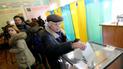наблюдатели увидели, как пенсионерка бросила в урну два бюллетеня