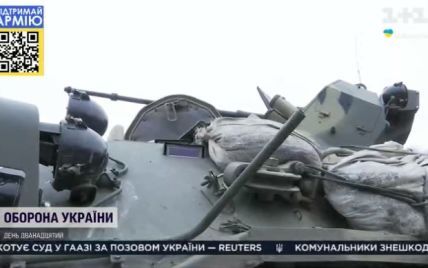 Под Броварами россияне бросили совсем новенькие современные БТРы: трактористы притянули их для украинцев