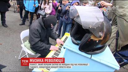 Самый известный пианист Майдана возит музыку на фронт