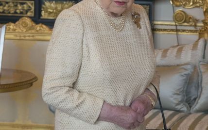 В элегантном платье и с новым оттенком помады: королева Елизавета II на приеме во дворце