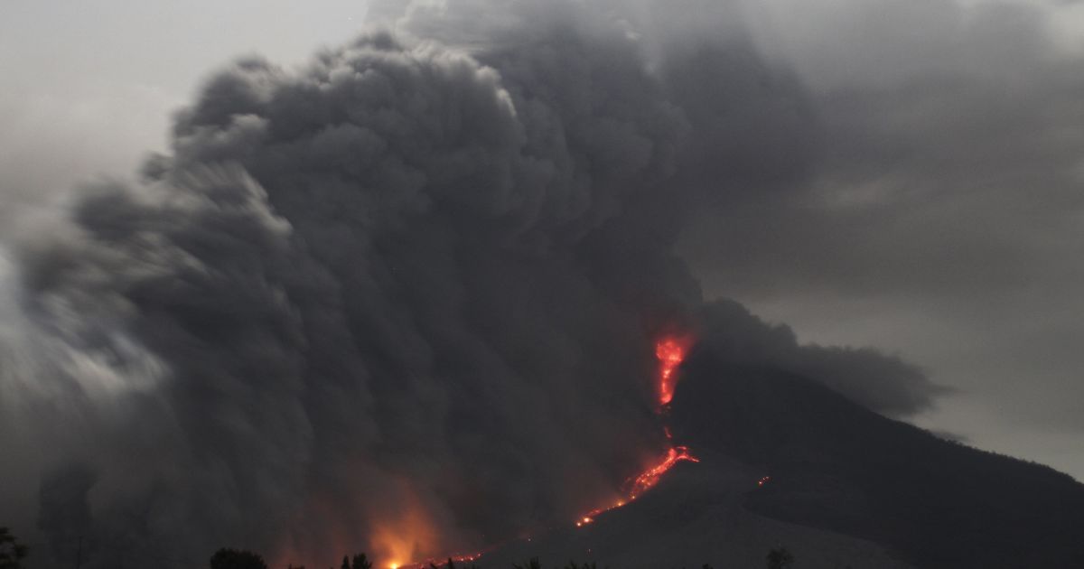 Вулкан засипав попелом та залив лавою велику територію