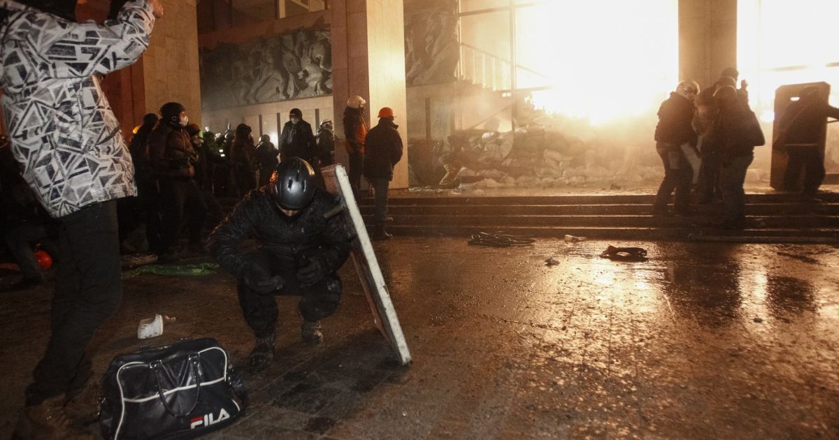Активісти дали змогу вийти правоохоронцям