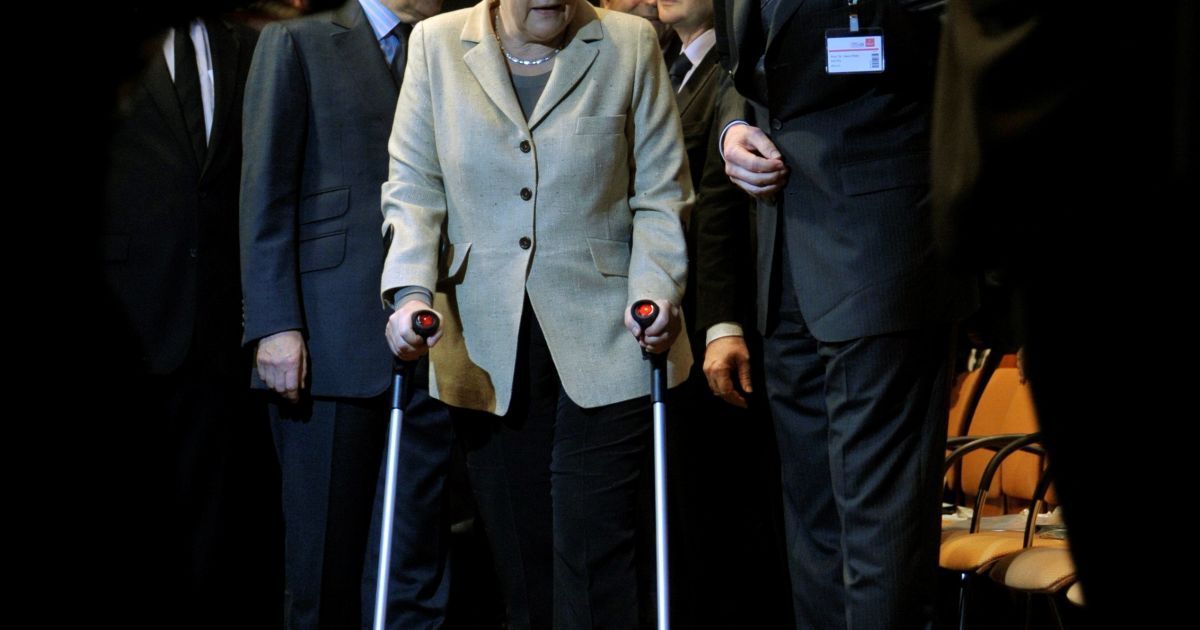 Меркель знову може з'явитися на публіці з милицями