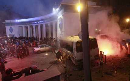 "Беркут" закидає шумовими гранатами барикаду, яку активісти будують на Грушевського